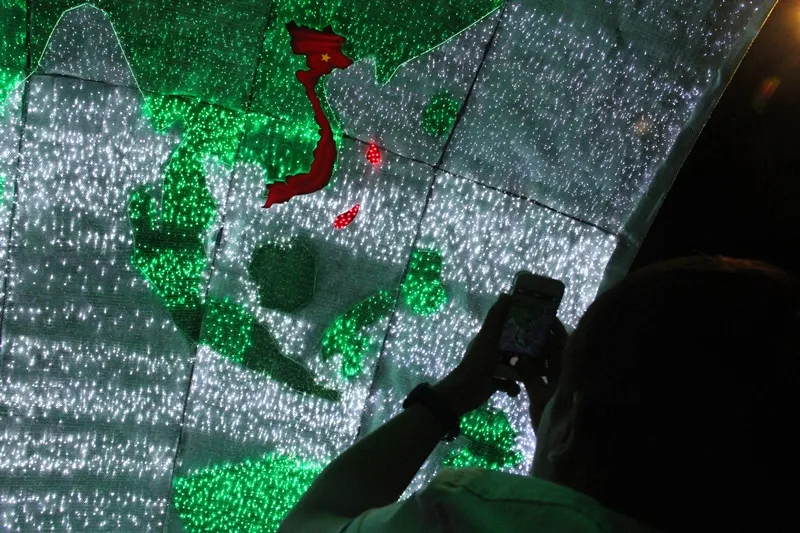 Người dân TP.HCM xuống đường tận hưởng thời khắc giao thừa ảnh 12